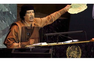En quarante années de pouvoir, c&#039;est la première fois que le dirigeant lybien s&#039;exprime devant l&#039;Assemblée Générale des Nations-Unis. Muammar Kadhafi, toujours provocateur, s&#039;en est pris au Conseil de Sécurité de l&#039;ONU mercredi, en declarant à la tribune: &quot;On ne devrait pas l&#039;appeler Conseil de Sécurité, mais conseil de la terreur.&quot;