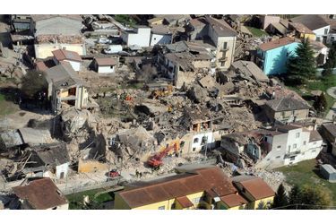 Panique après la forte réplique du séisme mardi soir dans le centre de l&#039;Italie. La secousse, qui a eu lieu à 19h48 a été ressentie jusqu&#039;à Rome. Le bilan du tremblement de terre qui secoué la région des Abruzes dans le centre de l&#039;Italie lundi continue de s&#039;alourdir. Le dernier bilan fait état de 235 morts et de milliers de sans abris.