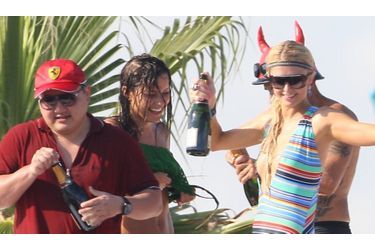 De passage à Saint-Tropez après un détour enfumé en Afrique du Sud, Paris Hilton retrouve le sens de la vie, et surtout de l&#039;oisiveté, en buvant du champagne sur la plage.