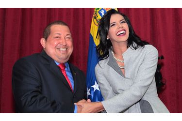 Le président du Vénézuela Hugo Chavez pose en compagnie de sa compatriote Ivian Sarcos, alias Miss Monde 2011, dans son palais présidentiel à Caracas.