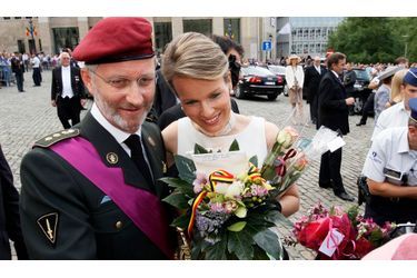 Le prince héritier de Belgique Philippe et la Princesse Mathilde saluent la foule après un service religieux à la cathédrale Saint-Gudule à Bruxelles. Le 21 juillet est la fête nationale du pays, qui fête le 180e anniversaire de son indépendance.