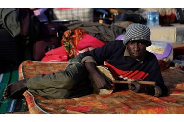 <br />
Un réfugié tchadien joue de la musique, à la frontière entre la Libye et l&#039;Egypte. Selon le Haut-commissariat aux réfugiés (HCR), près de 280 000 personnes auraient fui la Libye depuis le début des combats. 