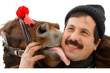Un cheval lèche son propriétaire après la traditionnelle course de chevaux organisée dans le village de Piertrosani, en Roumanie. L’épiphanie marque, le 6 janvier, la fin des célébrations de Noël en Roumanie.