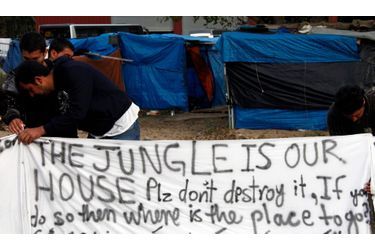 Les opérations de démantèlement de la &quot;jungle&quot; de Calais ont commencé ce matin peu avant 8h. Interrogé sur RTL sur le nombre de clandestins encore présent dans ce camp, le ministre de l&#039;Immigration Eric Besson a simplement répondu: &quot;hier matin, ils étaient 250&quot;. D&#039;après notre envoyée spéciale à Calais, Isabelle Léouffre, un grand nombre de migrants ont déjà quitté le squat pour s&#039;installer plus loin mais ils étaient encore une centaine sur place dont environ vingt mineurs hier soir. Selon ses informations, les jeunes pourraient être envoyés dans un centre d&#039;accueil à Metz et les adultes iraient dans un centre de rétention en région parisienne.
