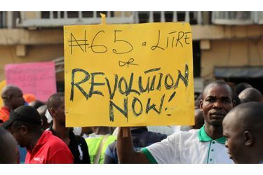 Des centaines de personnes se sont réunies, mardi, à Lagos, la capitale économique du Nigéria. Ils ont fermé des stations essence, formé des chaines humaines le long des routes et réquisitionné des bus pour protester contre le doublement des prix du pétrole après la suppression d’une subvention gouvernementale.