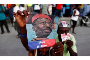 <br />
Malgré l&#039;opposition des Etats-Unis, l&#039;ex-président haïtien Jean-Bertrand Aristide, qui vit depuis 2004 en exil, a annoncé qu&#039;il quitterait jeudi l&#039;Afrique du Sud pour rentrer dans son pays, où le second tour de l&#039;élection présidentielle est organisé dimanche. &quot;Le grand jour est arrivé. Le jour de dire au revoir et de rentrer à la maison&quot;, a-t-il lancé lors d&#039;une conférence jeudi soir à Johannesburg. Il a précisé que lui et sa famille &quot;devaient partir aujourd&#039;hui&quot;. Sur place, ses partisans l&#039;attendent de pied ferme. 