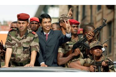 <br />
Andry Rajoelina entrant dans les bureaux de la présidence.