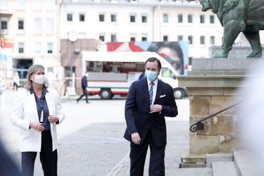 Le prince Guillaume de Luxembourg avec la bourgmestre Lydie Polfer devant l'hôtel de ville de Luxembourg, le 13 mai 2020