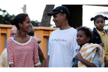 Barack Obama et ses filles Malia et Sasha quittent le parc aquatique Sea Life à Hawaï, où la famille présidentielle est en vacances pour Noël.