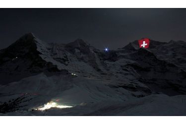 L’artiste Gerry Hofstetter a imaginé une projection géante de la croix suisse pour célébrer le centenaire du chemin de fer de la Jungfrau, sur la face nord de la montagne, dans l'Oberland bernois.