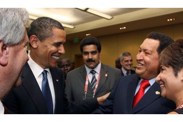 Barack Obama continue son opération séduction. Après avoir tendu la main aux dirigeants cubains, symboliquement, il a serré celle d&#039;Hugo Chavez, le président du Venezuela, leader des contestaires à l&#039;hégémonie américaine en Amérique du Sud. &quot;Nous nous sommes serré la main comme des gentlemen. Il était évident que ça allait se passer. Le président Obama est un homme intelligent, différent du précédent&quot;, a déclaré Chavez. 