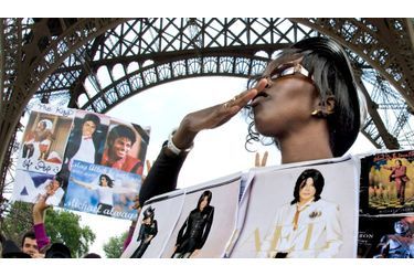 Près de 2000 personnes ont rendu hommage à Michael Jackson, sous la tour Eiffel, où un moonwalk géant était organisé pour l'occasion.