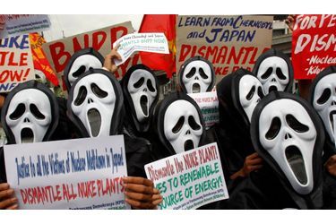 Des manifestants anti-nuclaire portent des masques aux abords du palais présidentiel, à Manille. Des dizaines de militants ont organisé un rassemblement pour réclamer la fermeture de la centrale nucléaire de Bataan, après les explosions survenues au Japon suite au séisme.