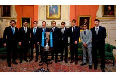 Rafael Nadal, Novak Djokovic, Andy Murray, Andy Roddick, Roger Federer, Tomas Berdych, David Ferrer, et Robin Soderling posent avec David Cameron, le Premier ministre anglais, avant le Masters à Londres.