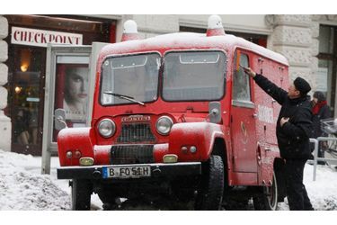Un ramoneur nettoie les vitres de son camion après les pluies verglaçantes qui se sont abattues sur la ville de Berlin. L’état d’urgence a été déclaré, suite aux intempéries dans la région.