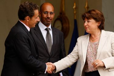 Le président français Nicolas Sarkozy serrant la main de la première secrétaire du Parti Socialiste, Martine Aubry, après une réunion à l’Elysée.
