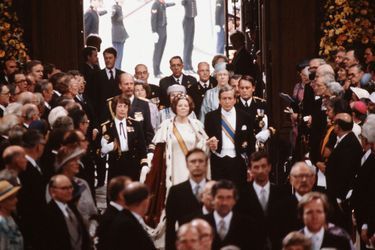 La reine Beatrix des Pays-Bas avec son mari le prince consort Claus, lors de son intronisation le 30 avril 1980 à Amsterdam
