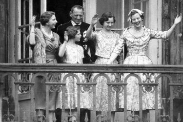 La princesse Margrethe de Danemark avec ses parents et ses soeurs, le jour de ses 18 ans, le 16 avril 1958