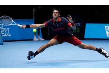 Novak Djokovic n&#039;a pas manqué son entrée en matière à Londres. Le futur adversaire des Français en Coupe Davis a battu ce lundi Tomas Berdych en deux petits sets (6-3, 6-3) pour le compte du groupe A du Masters. La deuxième rencontre de la journée, entre Rafael Nadal et Andy Roddick, débutera sur les coups de 21 heures.