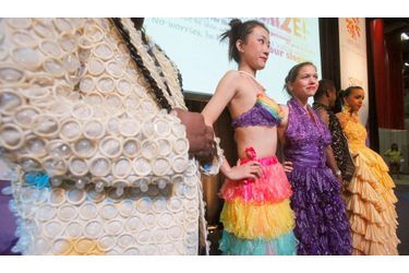 Voici un recyclage plutôt insolite au profit de la lutte contre le Sida : ces mannequins recouvertes de capotes colorées présentent les robes en préservatifs périmés de la créatrice new yorkaise Emma Kaywin, lors de la 18eme Conférence internationale sur le sida à Vienne, le 19 juillet 2010.