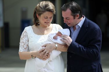 La princesse Stéphanie et le prince Guillaume de Luxembourg avec leur bébé, le prince Charles, à Luxembourg le 13 mai 2020