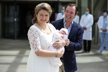 La princesse Stéphanie et le prince Guillaume de Luxembourg avec leur fils, le prince Charles, à Luxembourg le 13 mai 2020
