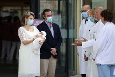 La princesse Stéphanie et le grand-duc héritier Guillaume de Luxembourg sortent de la maternité avec leur fils, le prince Charles, à Luxembourg le 13 mai 2020