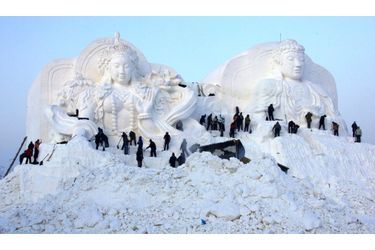  Ces ouvriers achèvent cette monumentale sculpture de neige dans le cadre de la 12e édition des "Harbin Ice and Snow World", compétition qui a lieu dans une ville de la province du Heilongjiang, en Chine. Ce festival glacial sera officiellement lancé le 5 Janvier. 
