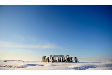 Stonehenge est paré de son manteau blanc. Le célèbre monument, érigé entre -2800 et -1100, situé dans le sud de l’Angleterre est recouvert de neige, comme le reste du pays. La Grande-Bretagne connait en ce moment ses températures les plus froides depuis 30 ans. 