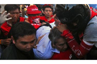 La tension est encore montée d&#039;un cran, en Thaïlande et surtout à Bangkok, malgré l&#039;état d&#039;urgence proclamé par le Premier ministre, Abhisit Vejajjiva. Les manifestants - les chemises rouges comme on les surnomme - ont pris d&#039;assaut le ministère de l&#039;intérieur et ont défié ouvertement le pouvoir en place, et ce en dépit de l&#039;arrestation de leur leader, l&#039;ancien chanteur de pop Arisman Pongreungrong.