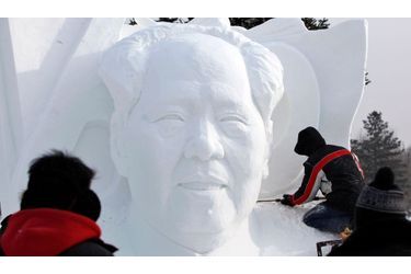 Un sculpteur forme le visage de Mao Zedong dans la neige lors du 26ème Festival International de Glace et de Neige de Harbin, dans la province de Heilongjiang en Chine. 