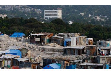 Le quartier de Fort National de Port-au-Prince, en Haïti. A l’approche du triste anniversaire du séisme qui a frappé l’île le 12 janvier dernier, de nombreuses associations tentent d’alerter les pouvoirs publics sur la difficile reconstruction du pays. "Ni l'État haïtien, ni la communauté internationale n'a progressé sur le plan de la reconstruction", dénonce le programme humanitaire Oxfam dans un rapport rendu public hier.