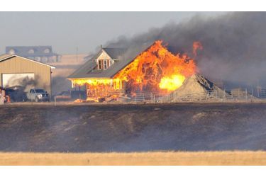 Une maison en feu à Nanton, au Canada. Les feux de forêt attisés par des vents violents ont saccagé plusieurs zones du sud de l'Alberta.