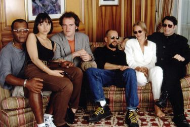 Uma Thurman avec l&#039;équipe de «Pulp Fiction» (Samuel L. Jackson, Maria de Medeiros, Quentin Tarantino, Bruce Willis et John Travolta) au Festival de Cannes en 1994