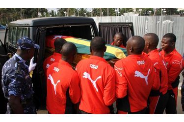 L'équipe du Togo et de nombreux anonymes ont rendu un dernier hommage aux deux personnes tuées dans l'attaque contre le bus de l'équipe nationale qui se rendait à Cabinda, en Angola. 