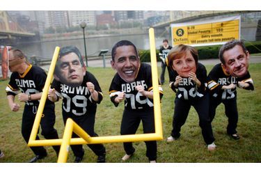 Alors que des heurts opposent forces de l&#039;ordres et manifestants anti-G20 à Pittsburgh, certains ont choisi de se moquer gentillement des grands de dirigeants de la planète... De droite à gauche: Nicolas Sarkozy, Angela Merkel, Barack Obama, et Gordon Brown