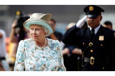 La Reine Elizabeth II a effectué hier une brève visite à New-York. Elle s’est rendue sur le site Ground O et a rendu hommage aux familles des victimes des attentats du 11 septembre 2001.