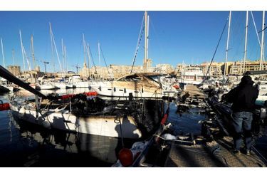 Un violent incendie s'est déclenché dans la nuit de samedi à dimanche, sur le Vieux Port de Marseille, touchant six bateaux dont deux voiliers qui ont été intégralement détruits.