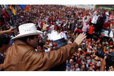 Le président du Honduras, Manuel Zelaya, renversé fin juin par un coup d&#039;Etat militaire, a regagné Tegucigalpa malgré les menaces, avant de se réfugier à l&#039;intérieur de l&#039;ambassade du Brésil. Plusieurs centaines de ses partisans se sont réunis pour soutenir le président déchu, avant d&#039;être dispersés par la police