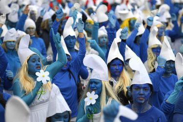 Corps et visages peints en bleu, bonnets blancs sur la tête, environ 3.500 personnes s&#039;étaient grimées en &quot;Schtroumpfs&quot;, célèbres personnages de l&#039;auteur belge Peyo, pour battre le record du plus grand rassemblement de &quot;Schtroumpfs&quot; du monde.