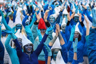 Corps et visages peints en bleu, bonnets blancs sur la tête, environ 3.500 personnes s&#039;étaient grimées en &quot;Schtroumpfs&quot;, célèbres personnages de l&#039;auteur belge Peyo, pour battre le record du plus grand rassemblement de &quot;Schtroumpfs&quot; du monde.