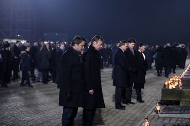 Le grand-duc Henri de Luxembourg et le Premier ministre luxembourgeois à Auschwitz-Birkenau, le 27 janvier 2020. Derrière, la princesse héritière Victoria de Suède