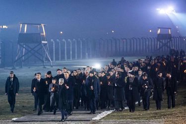 Les délégations vont déposer des lumières sur le Mémorial international aux victimes, à Auschwitz-Birkenau, le 27 janvier 2020 