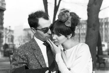 « Ils se sont mariés incognito il y a trois semaines, Suisse, le pays de « ses papiers », dit-il. Né à Genève, il a fait ses études à Paris. » - Paris Match n°624, 25 mars 1961