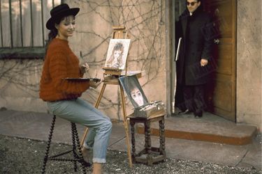Anna Karina et Jean-Luc Godard, dans leur rez-de-jardin au Trocadéro, en juin 1964.