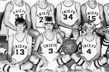 Brad Pitt avec l’équipe de basketball de Kickapoo High School dans le Missouri, en 1979