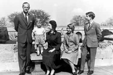 Le prince Andrew avec la reine Elizabeth II, le prince Philip, le prince Charles et la princesse Anne, le 15 août 1962