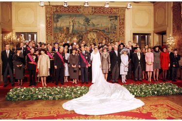 Mathilde d'Udekem d'Acoz et le prince Philippe de Belgique, à Bruxelles le 4 décembre 1999, jour de leur mariage avec leurs familles et invités royaux