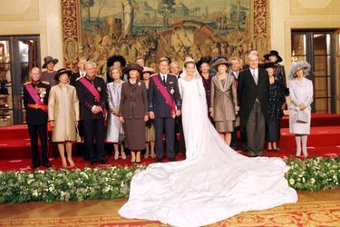 Mathilde d&#039;Udekem d&#039;Acoz et le prince Philippe de Belgique, à Bruxelles le 4 décembre 1999, jour de leur mariage, avec leurs familles
