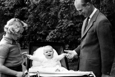 Le prince Andrew avec son père le prince Philip et sa soeur la princesse Anne, le 7 septembre 1960